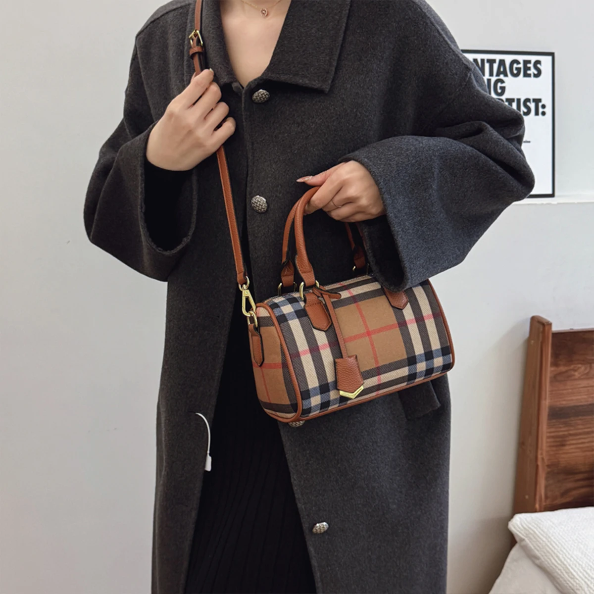 Large Capacity Classic Stripe Plaid Pattern Shoulder Bag PU Crossbody Tote with Adjustable Strap Zip Closure for Daily Use view 6