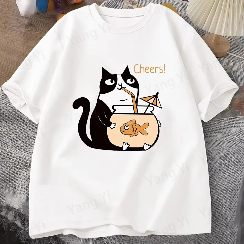 2026 Hot Cheers Letter Printing T-shirt Men Women Kitten Drinks from a Fish Tank Filled with Fish Pattern Summer Funny Clothing