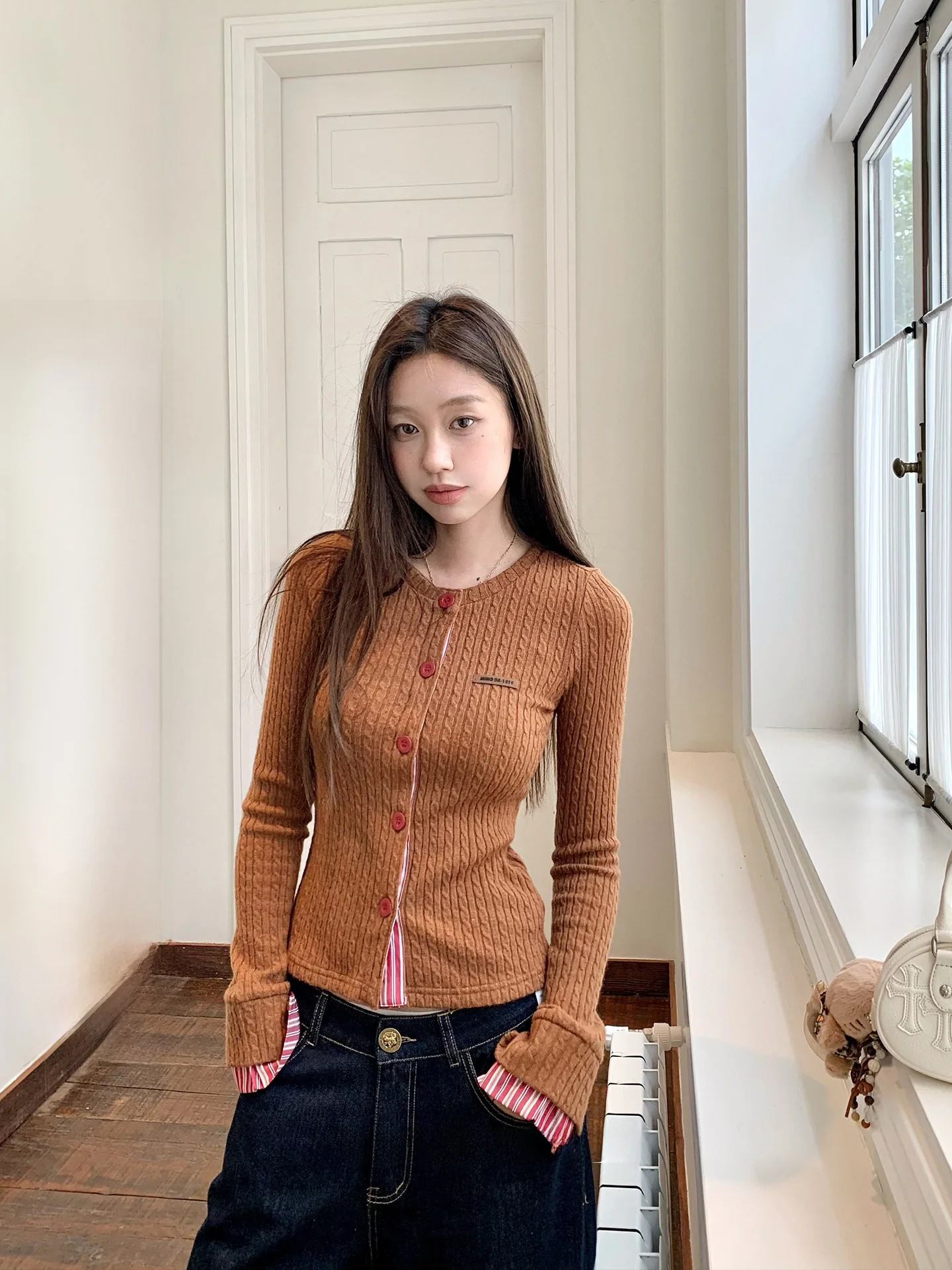 

Slimming Twist Knit Sweater with Contrast Color Design Vintage Melanin Cardigan Long Sve round Ne Knittedwear for Women