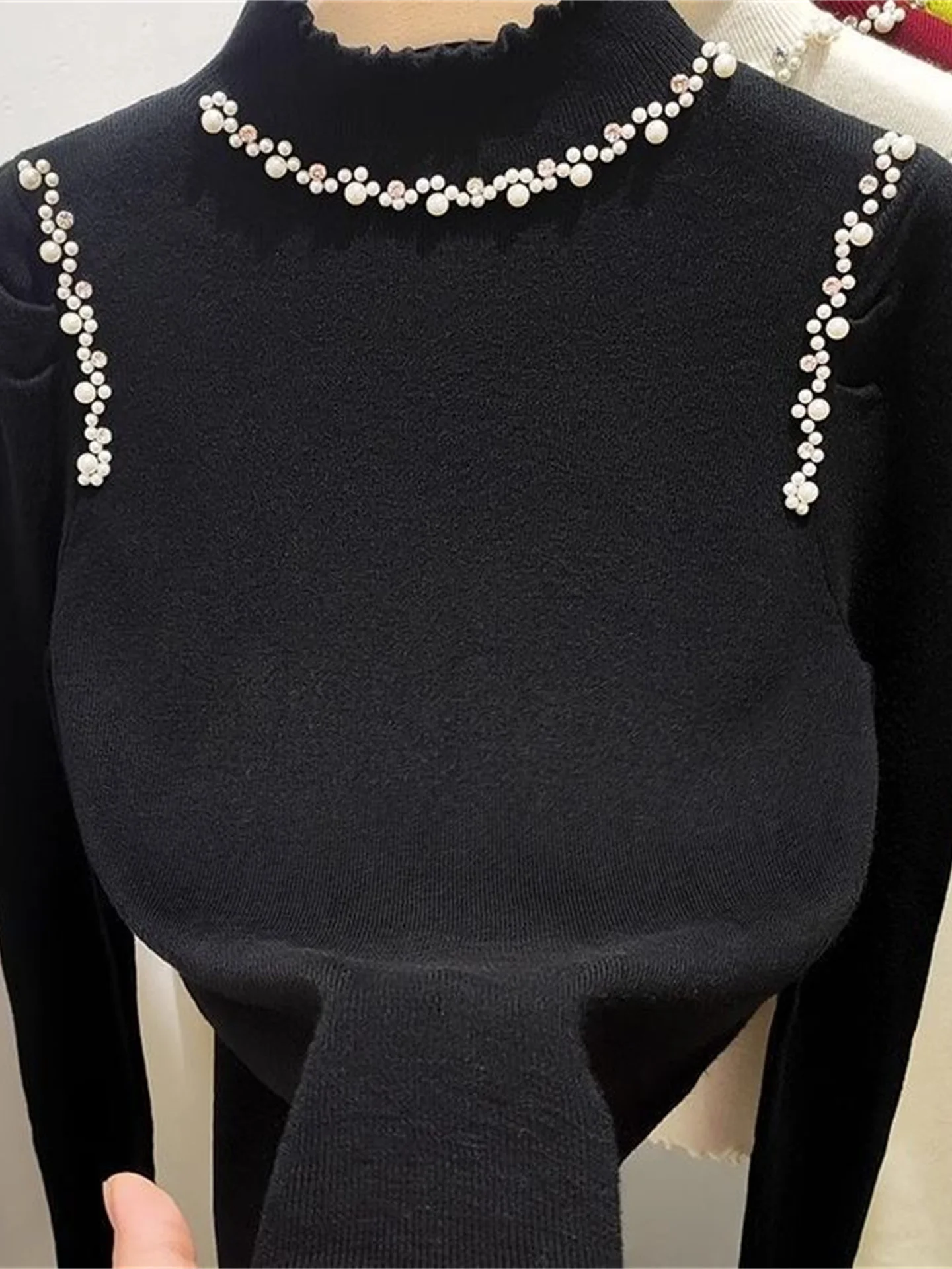 Maglione alla moda da donna con colletto alto e vestibilità slim con bordi di perle, sensazione premium, autunno inverno, abbigliamento interno