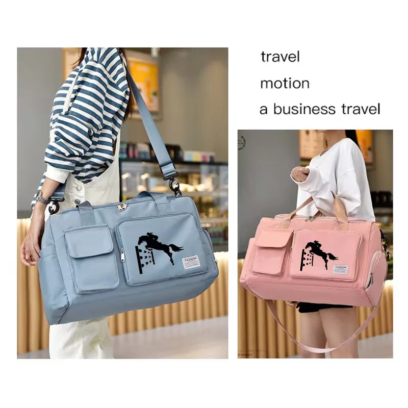 New Simple Travel Bag with Equestrian Pattern Print, Fashionable Multifunctional Gym Bag with Independent Shoe Compartment Design, Portable Large-Capacity Clothing Storage Bag, Suitable for Fitness and Short Trips