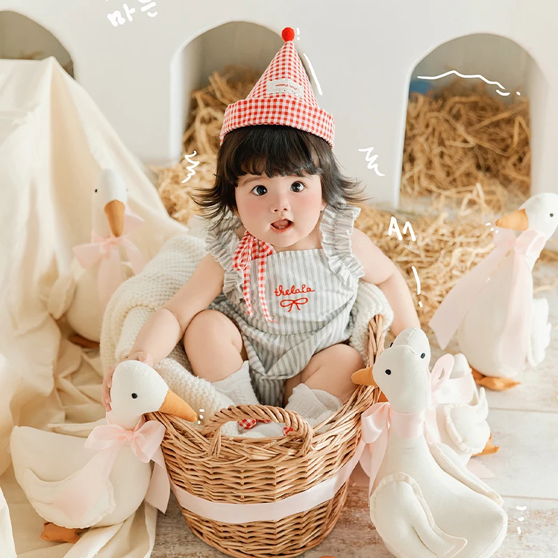 tenue-de-photographie-pour-bebe-fille-100-jours-barboteuse-rayee-chapeau-a-carreaux-rouges-chaussettes-a-nœud-vetements-de-shooting-pour-anniversaire-de-nouveau-ne