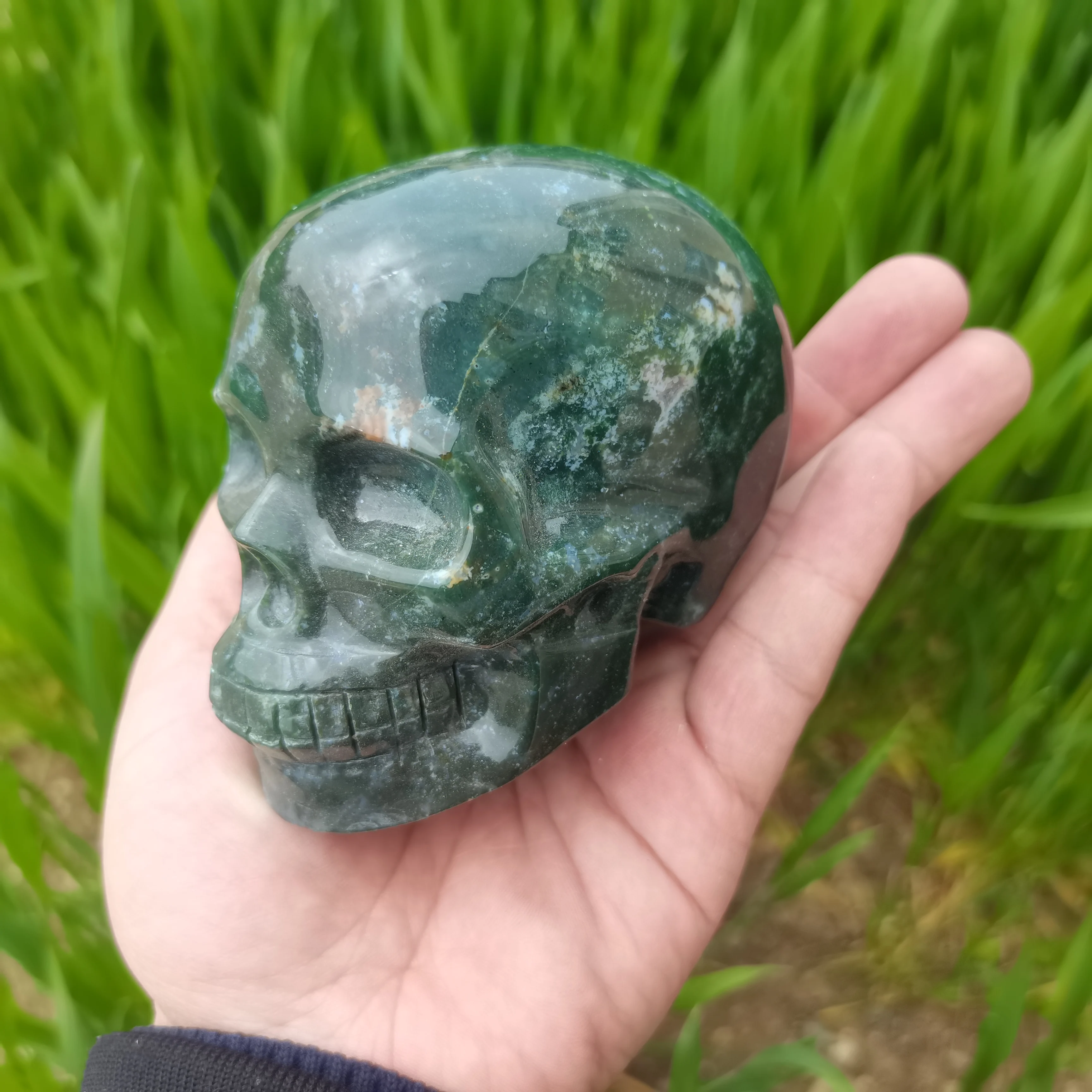 

Natural Water grass agate skull Handmade Carved Skull Statue Craft Figurine Powerful Statue For Home Decoration Gift 1pcs