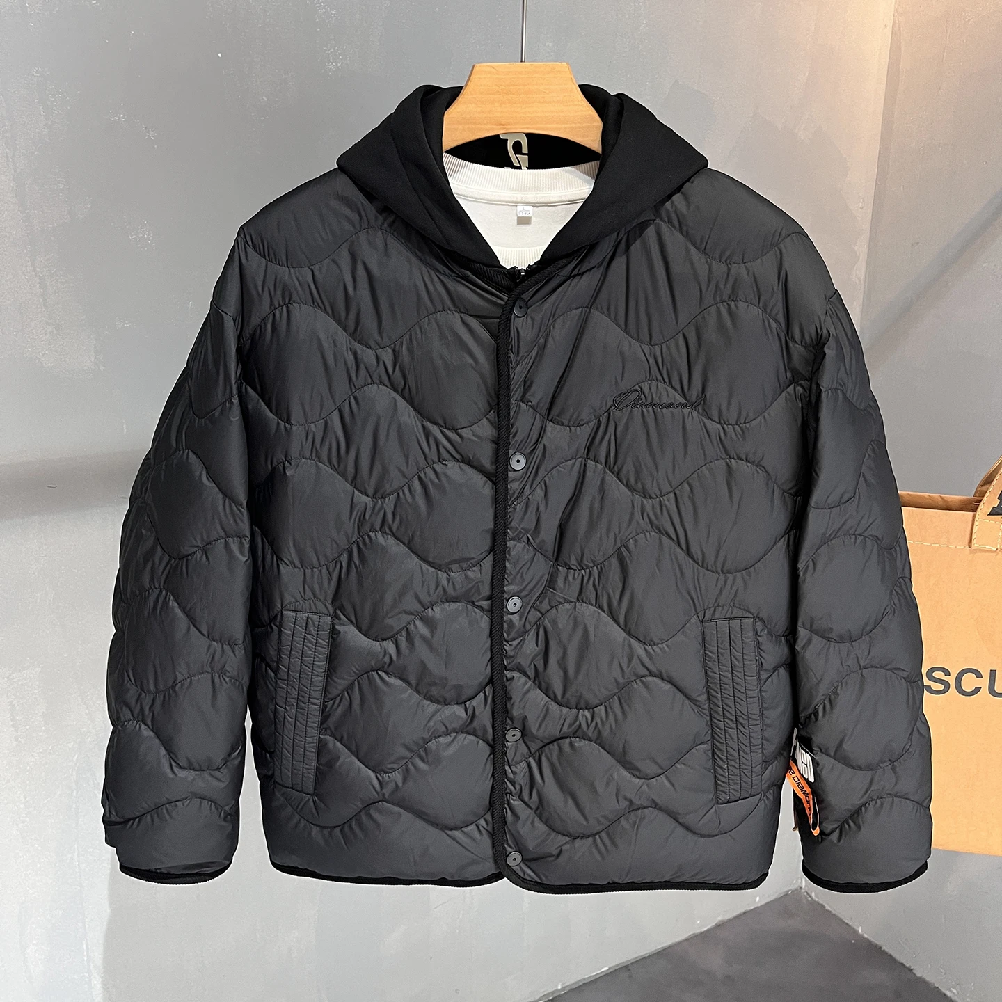 

Мужская повседневная легкая стеганая куртка 2025 года, новая зимняя модель, имитация двухслойности, с вышивкой, свободный крой, в американском стиле, с капюшоном