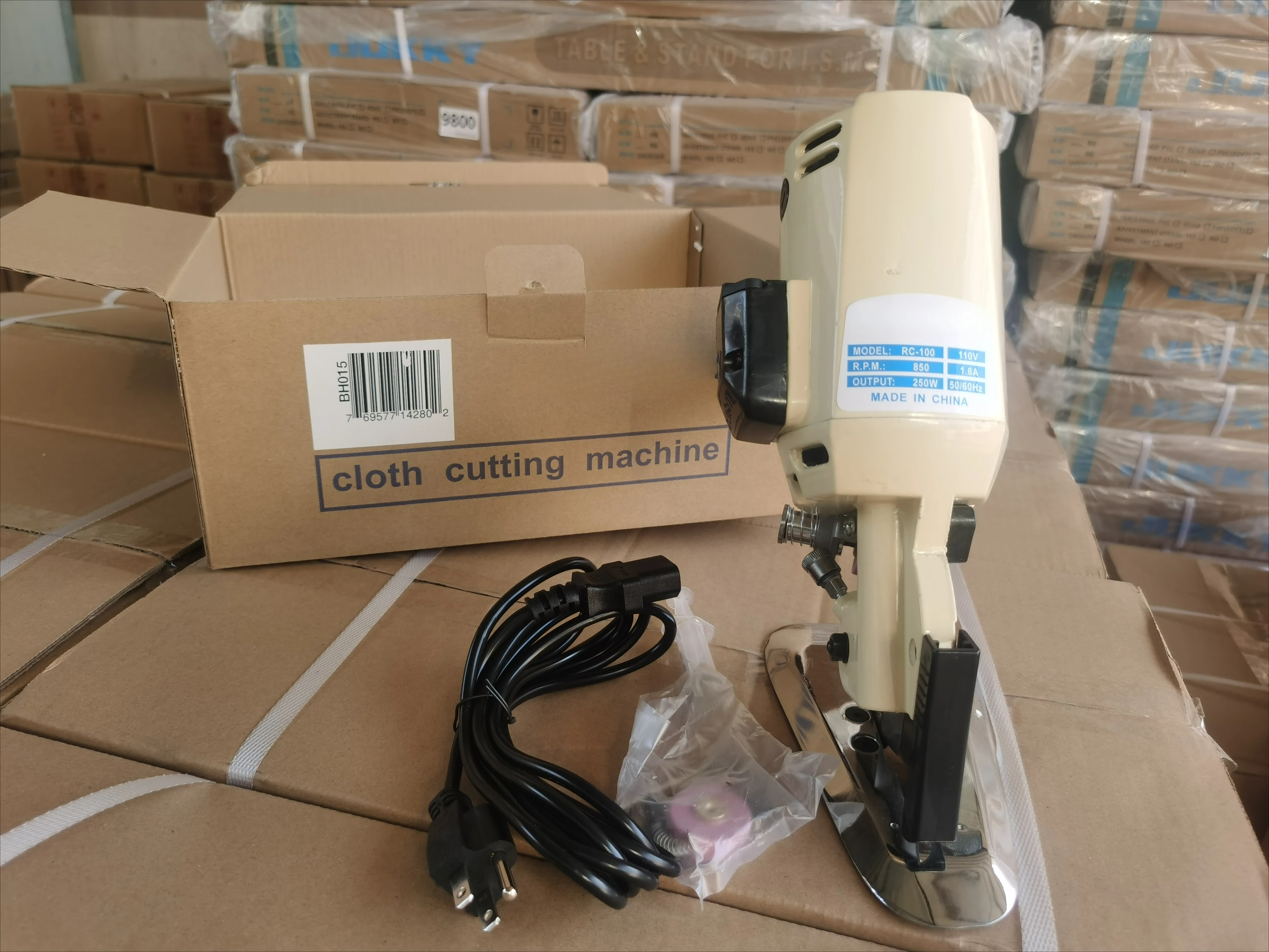 ماكينة خياطة محمولة عالية الجودة RC-100/110/125 قطع صغيرة بألوان مختلفة وحالة جديدة تتميز بأساسية المحرك