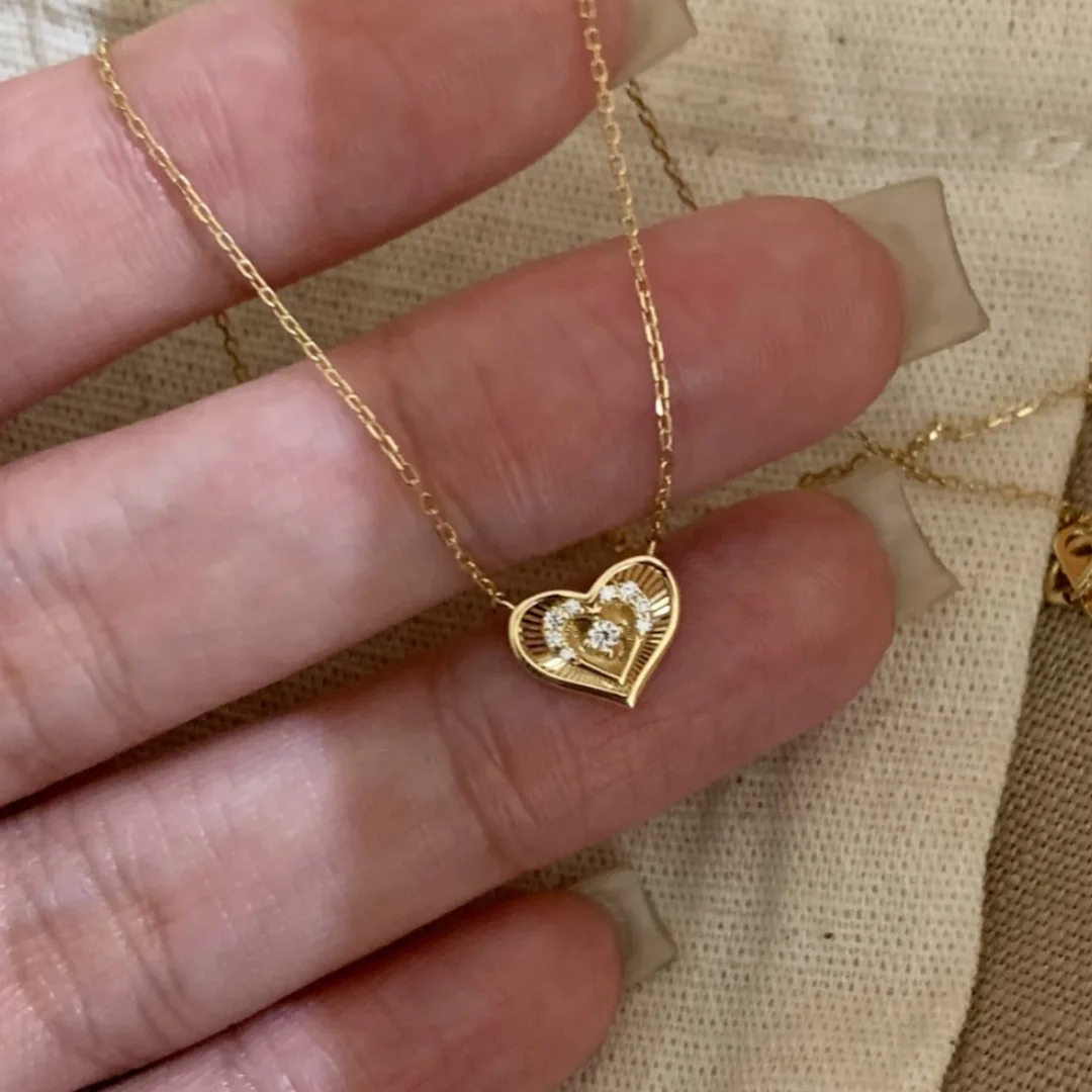 Vintage cute heart-shaped necklace for women light luxury small pendant high-end and exquisite collares chain jewelry gift