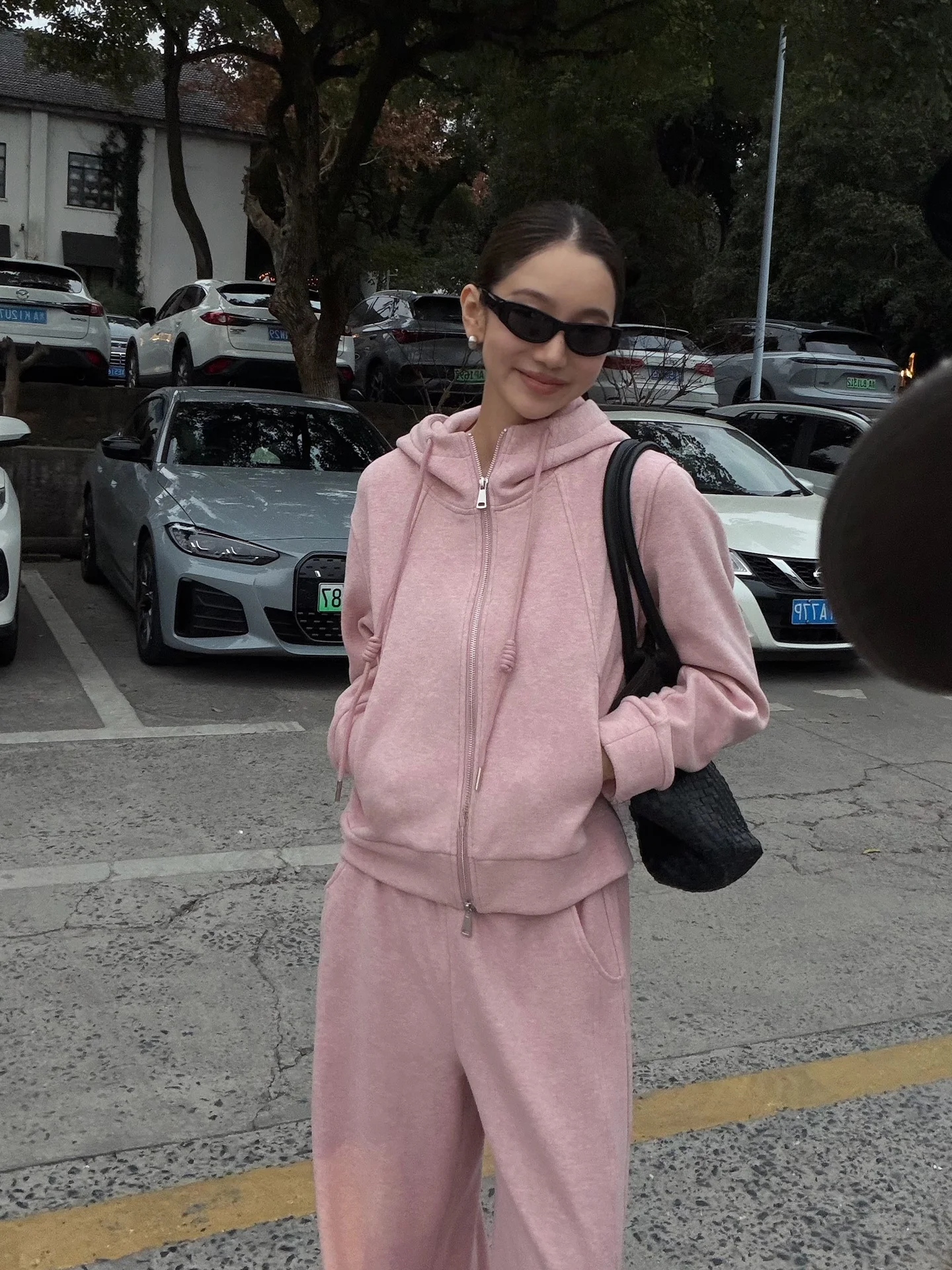 

Комплект LiHuiEr: розовый свитшот и брюки свободного кроя для женщин, уникальный зимний дизайн, модный повседневный комплект из двух предметов для среднего возраста...