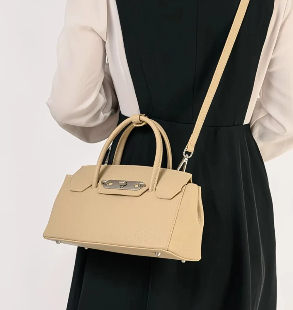 

​​New Autumn Winter Women Retro Large Capacity Crossbody Bag Niche Design Hand Carry Top Handle Bag​​