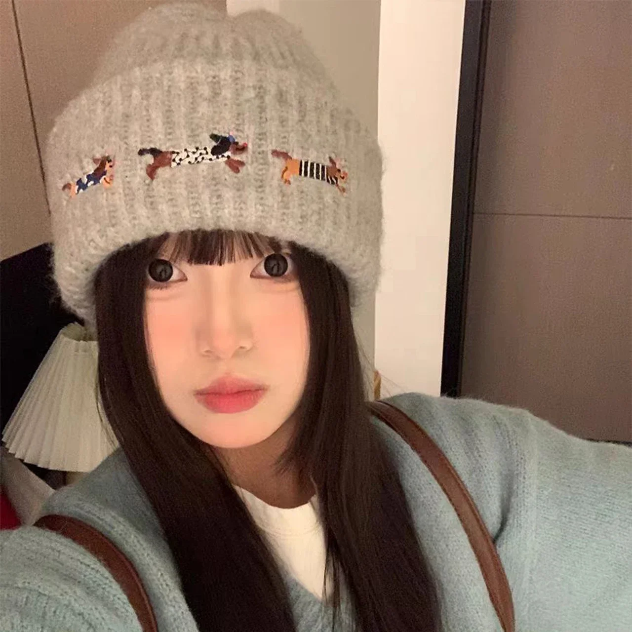 Gorro bordado con perro bonito para mujer, gorro cálido de punto grueso para invierno, gorro de ganchillo con protección para los oídos antifrío a prueba de viento para mujer