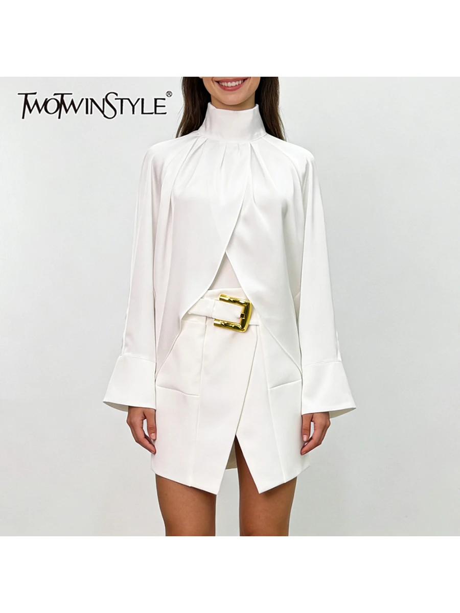 

Комплект из двух предметов TWOTWINSTYLE: однотонный топ с высоким воротом и длинными рукавами, мини-юбка с высокой талией и поясом, для женщин