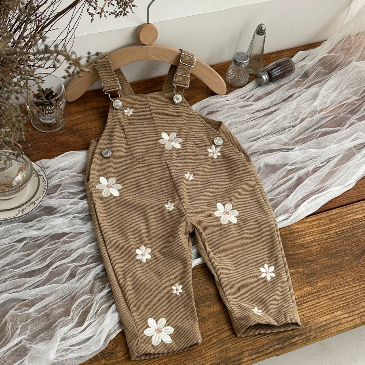Koreanischer Stil Baby Jungen Mädchen Overalls Gänseblümchen-Stickerei Denim-Latzhosen Kinder-Overalls für Frühling Herbst 0-3 Jahre – Detail 6