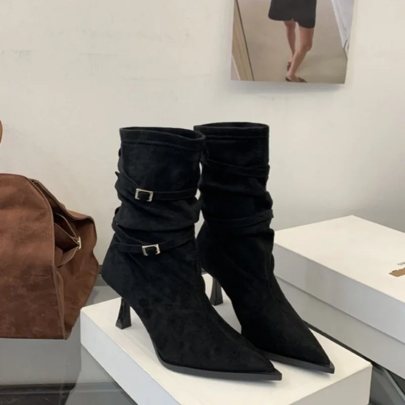 Stivali da donna Mid Top sexy e casual di vendita caldi alla moda Inverno Nuovi stivali a tacco alto da banchetto comodi con tacco sottile a punta