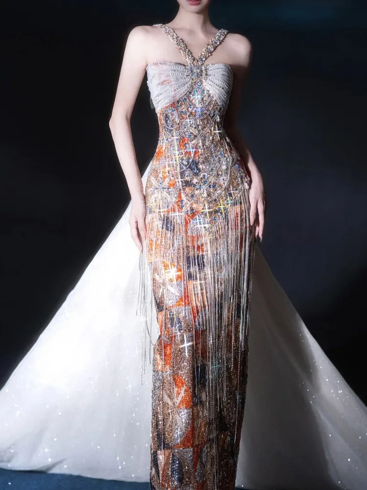 The orange-colored host toasts beading neck-hanging model catwalk sequined annual dress