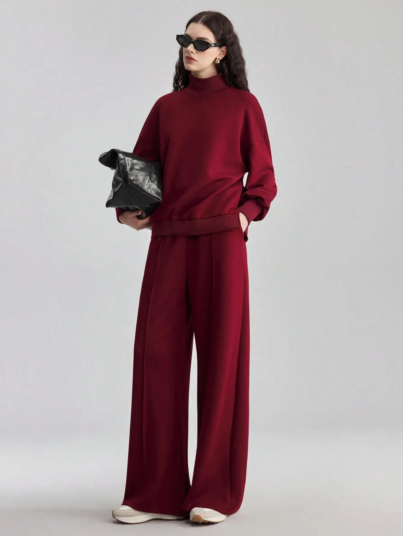 Bordeaux 2-delige set: top met hoge hals en lange mouwen & wijde broek, minimalistische urban casual stijl