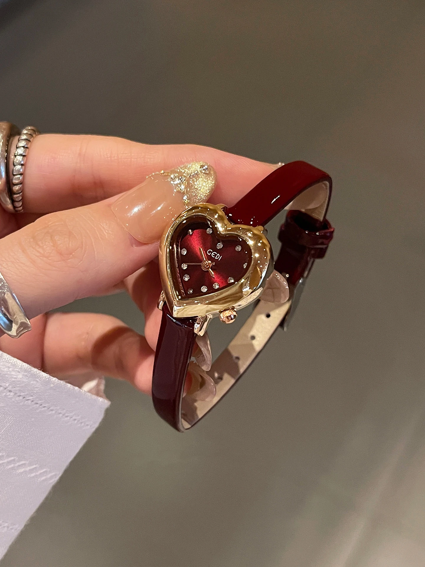 ライトラグジュアリー コンパクトウォッチ 女性用 ファッショ - Open Heart Watch のレビューと価格
