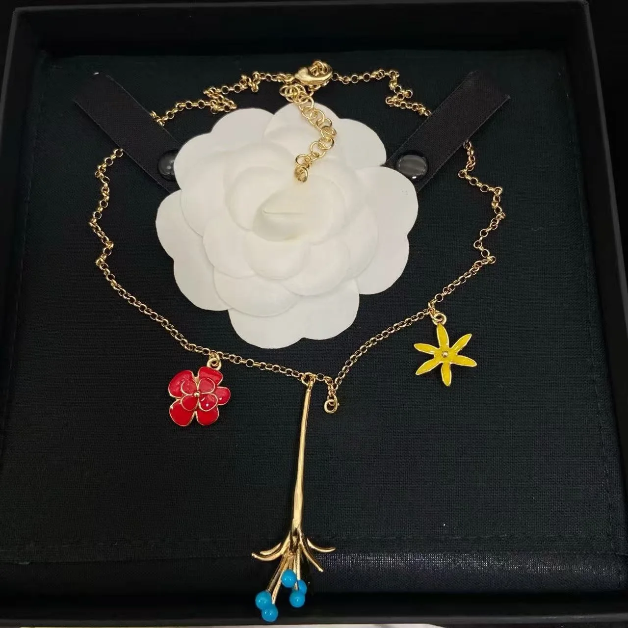 collana-multistrato-alla-moda-con-camelia-e-stella-catenina-per-clavicola-regalo-per-fidanzata-sc482-gioielli-eleganti-per-donne