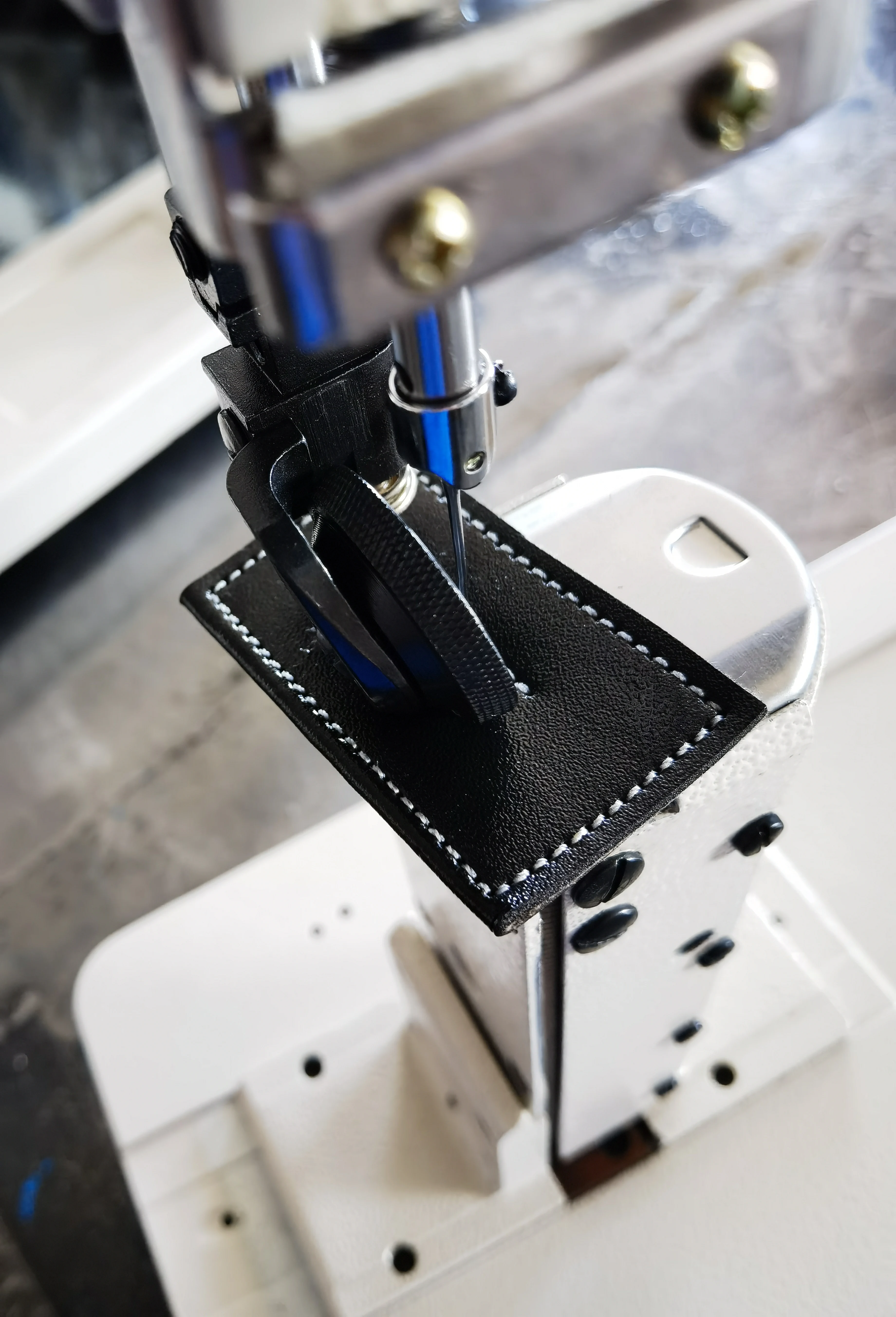 ماكينة خياطة ما بعد السرير ذات عجلة ذهبية ZY810 Zoyer ذات إبرة واحدة (ZY810)