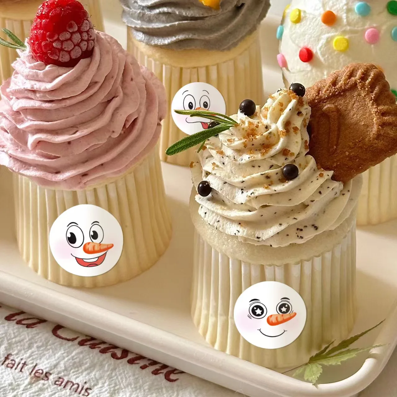 500 pcs/roll Christmas adorable snowman roll-style stickers Gift stickers decorative stickers Handmade emoticon sealing