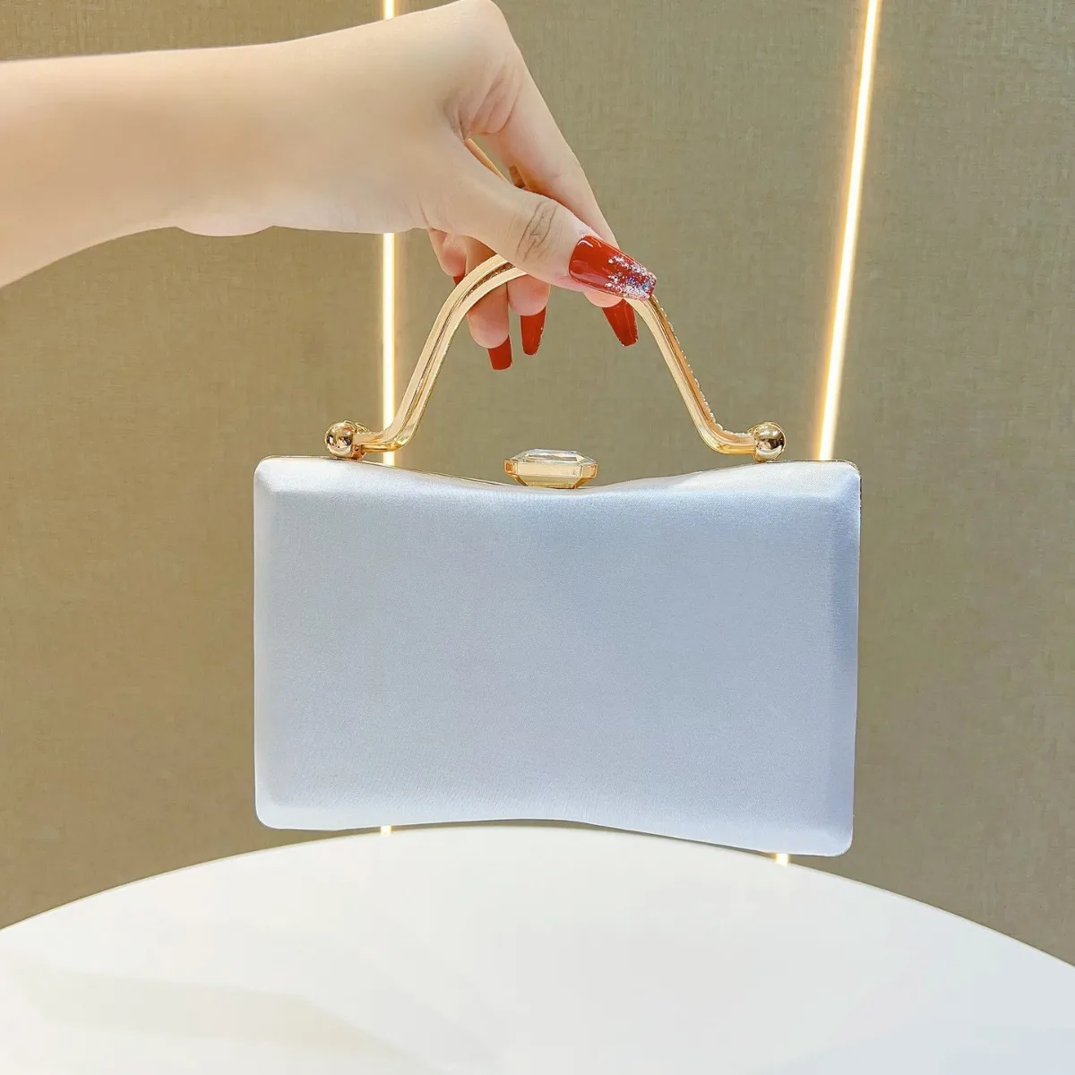 

Новинка 2025 года, винтажный элегантный клатч для женщин, маленькая сумочка-подушка, вечерний кошелек, гламурные сумки через плечо для банкета и вечеринки