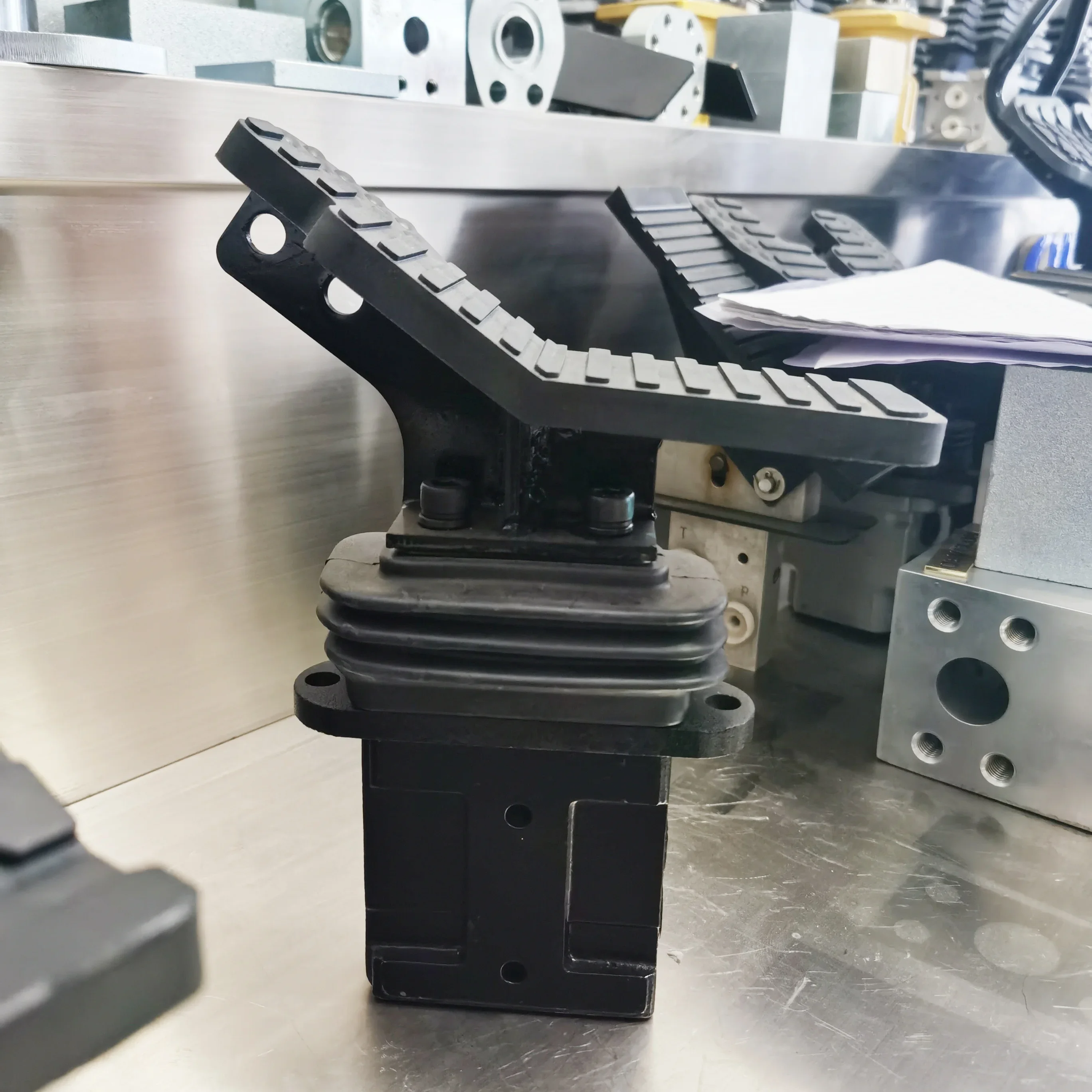 

Прямой производитель 2025 года, клапан ножного управления экскаватором, ножная педаль экскаватора