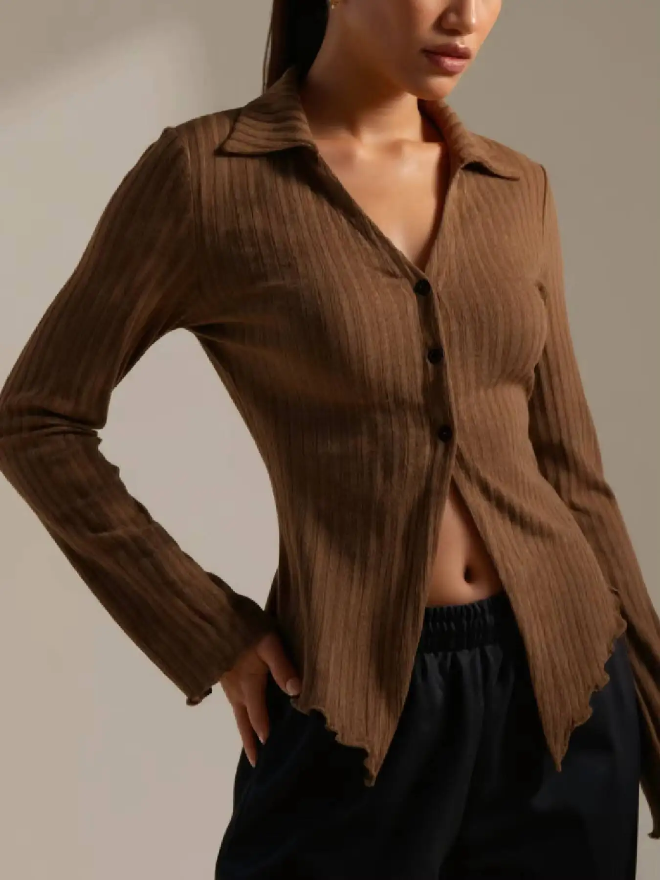 

Новая модная весенняя женская трикотажная рубашка с V-образным вырезом, длинным рукавом, отложным воротником, пуговицами, однотонная, с асимметричным подолом и разрезом, приталенная, универсальная, на каждый день