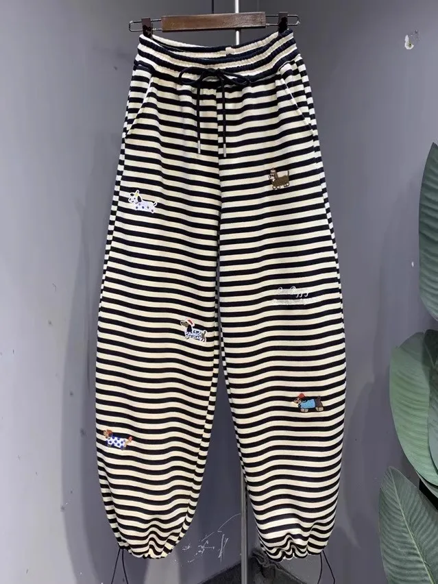 

Ретро-брюки в американском стиле с полосками и вышивкой собаки, на флисовой подкладке, свободного кроя, визуально стройнящие, повседневные, зимние, новая модель, с манжетами, для больших размеров