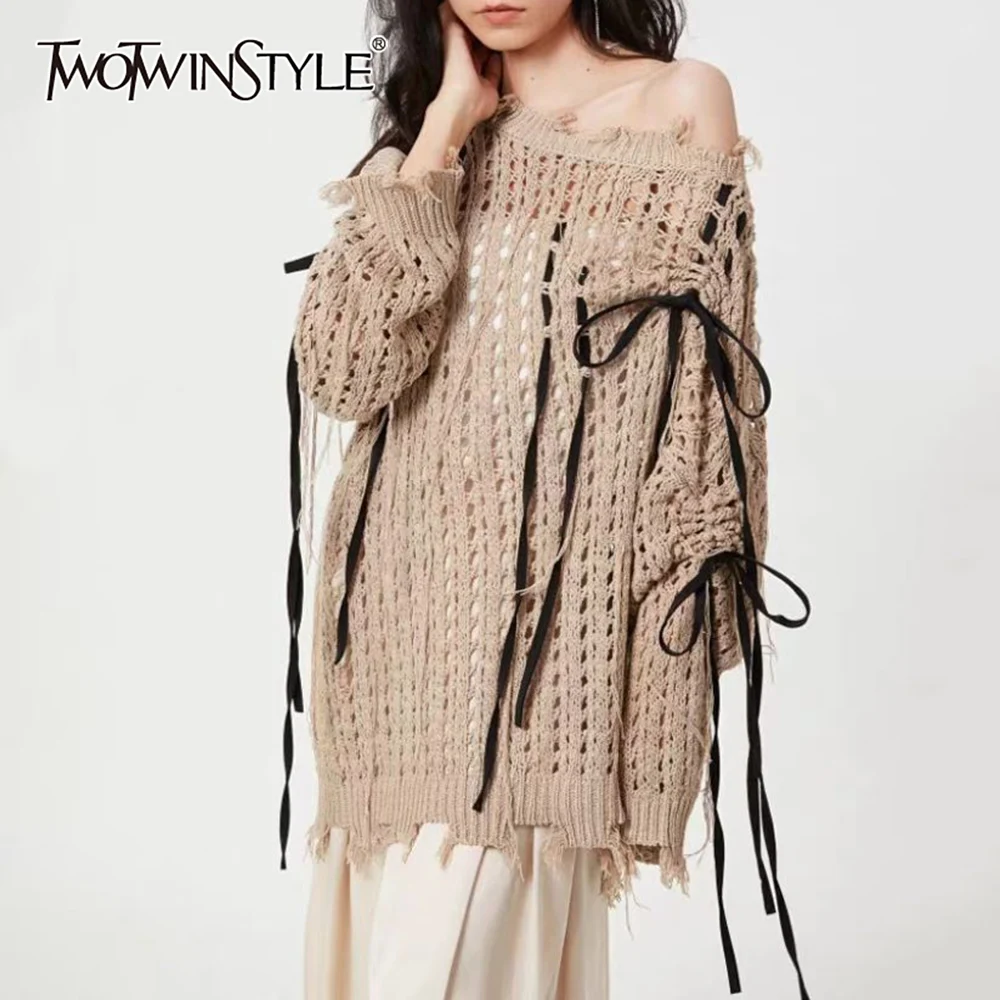 

TWOTWINSTYLE однотонный ажурный свитер женский косой воротник с длинным рукавом в стиле пэчворк с бантом женский свитер осенняя мода новинка
