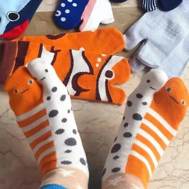 Lustige Fischsocken, originelle Tabi-Socken mit geteilten Zehen, Baumwollsocken mit Meeresmotiven, weiche, mittelhohe Socken, Cartoon-Aquarium-Socken mit hässlichem Aal – Detail 8