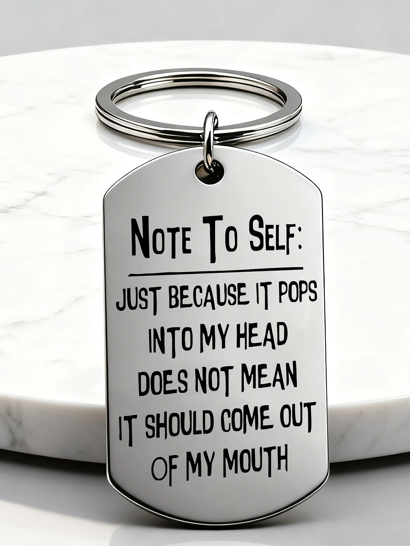 

Забавный брелок с надписью: «Заметка себе: просто потому, что это приходит в голову, не значит, что оно должно вылететь из моего рта» — идеальный подарок.