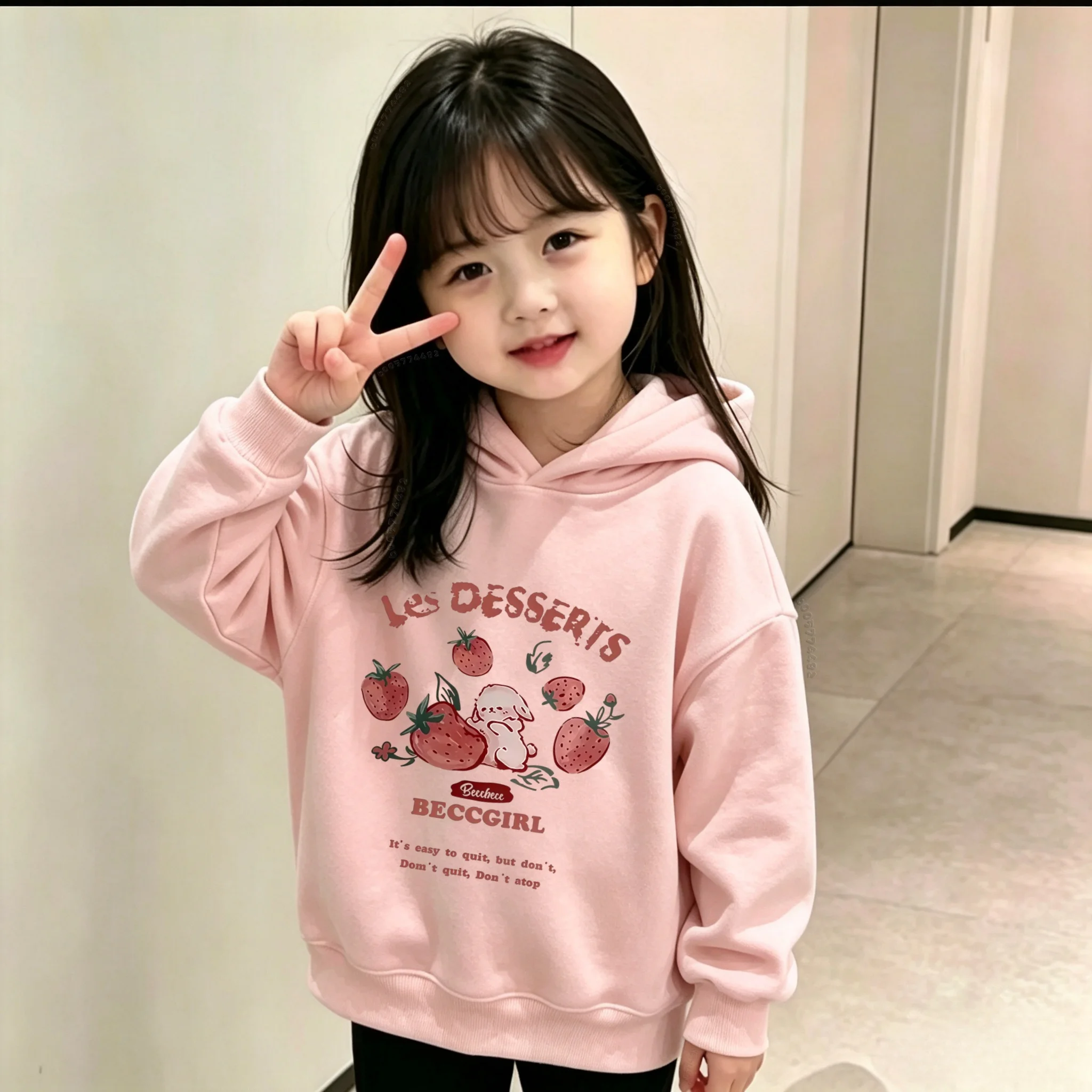 Cute and trendy strawberry-print children's hooded sweatshirt. Suitable for children of all ages. Comfortable and warm pullover