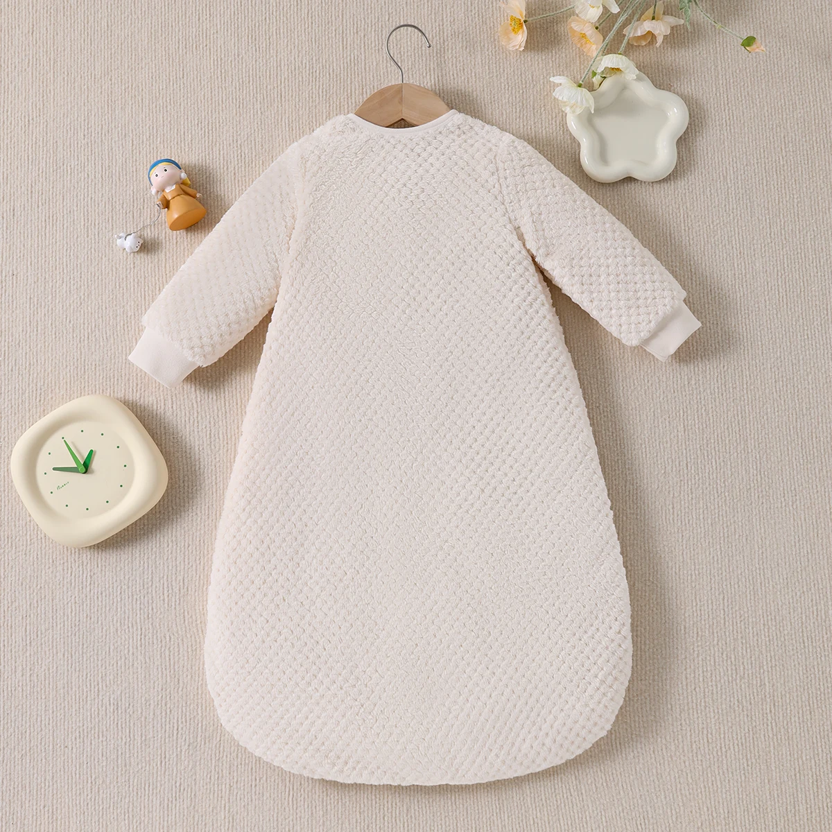 يمكن ارتداؤ حقيبة النوم ذات الملمس المحايد لحديثي الولادة بأكمام طويلة وسحاب من القطيفة في مواسم الخريف والشتاء