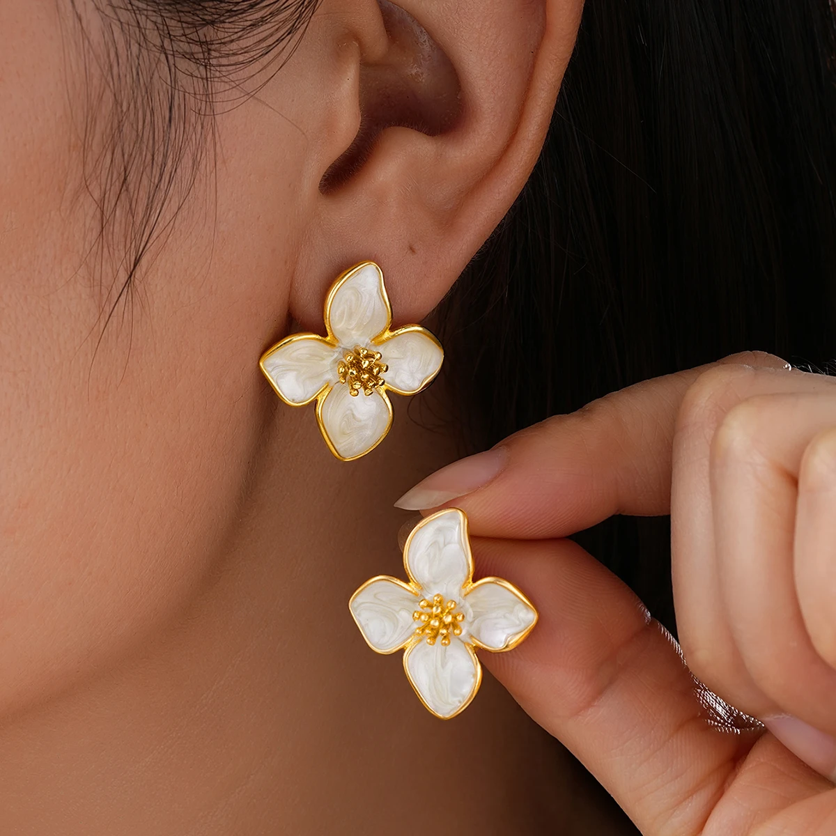 Elegant White Color Enamel Flower Earrings for Women Simple Temperament Cute Piercing Earrings Fashion Party Jewelry Accessories