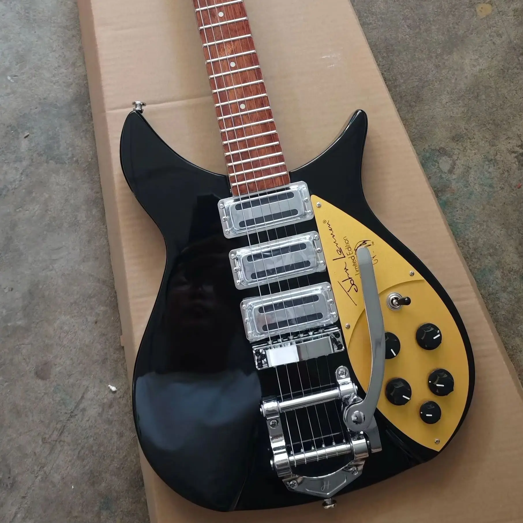 

Высококачественная новая электрогитара, в наличии, электрогитара Rick 325, подписанная Guard Jazz Vibato, быстрая доставка.