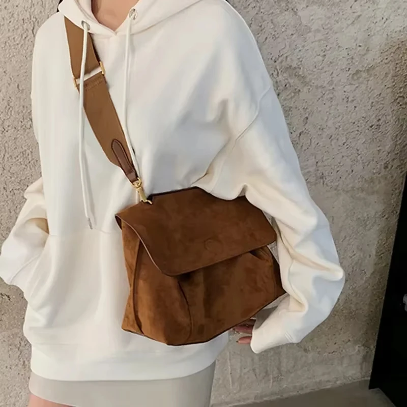 New Vintage Brown Velvet Crossbody Bag for Women Large Capacity Shoulder Bag Stylish and Practical Autumn Winter Messenger Bag