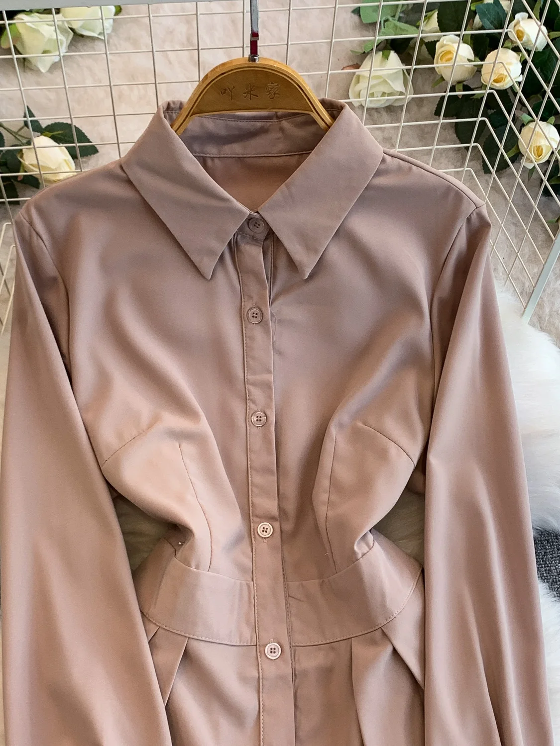 กระโปรงทรงเอไลน์เอวยางยืดความยาวปานกลางสำหรับผู้หญิง รุ่นใหม่ปี 2025 ผ้าซาติน กระดุมเดี่ยว ปิดด้วยกระดุมเดียว