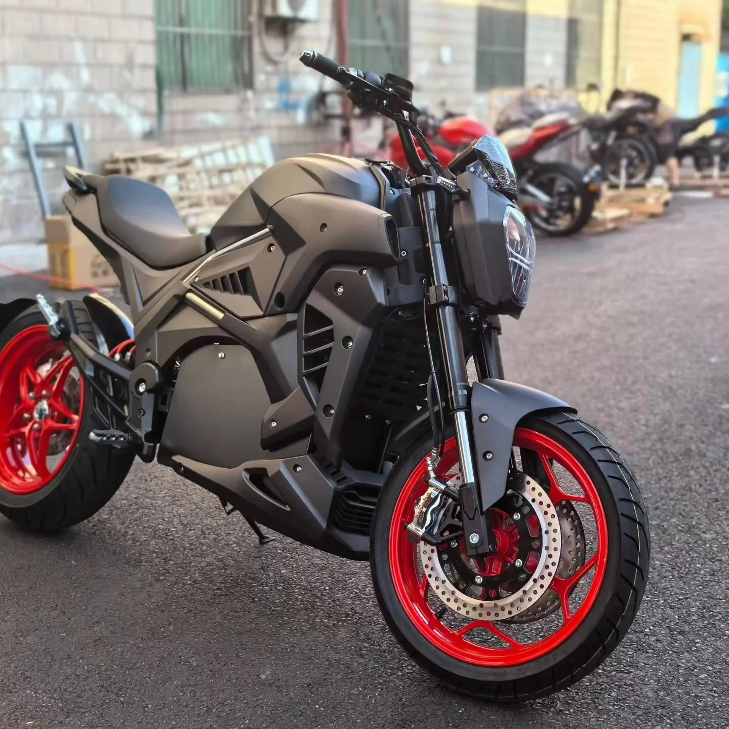 Hot selling road legal e motorcycle 8000W retro high speed electric motorcycle 17 inch wheels 120AH lithium battery remote image 3