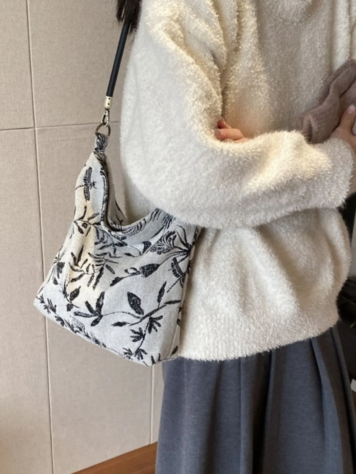 

Новая сумка на одно плечо с китайским цветочным узором, весна 2024, винтажная художественная тканевая сумка на молнии, модная большая сумка INS