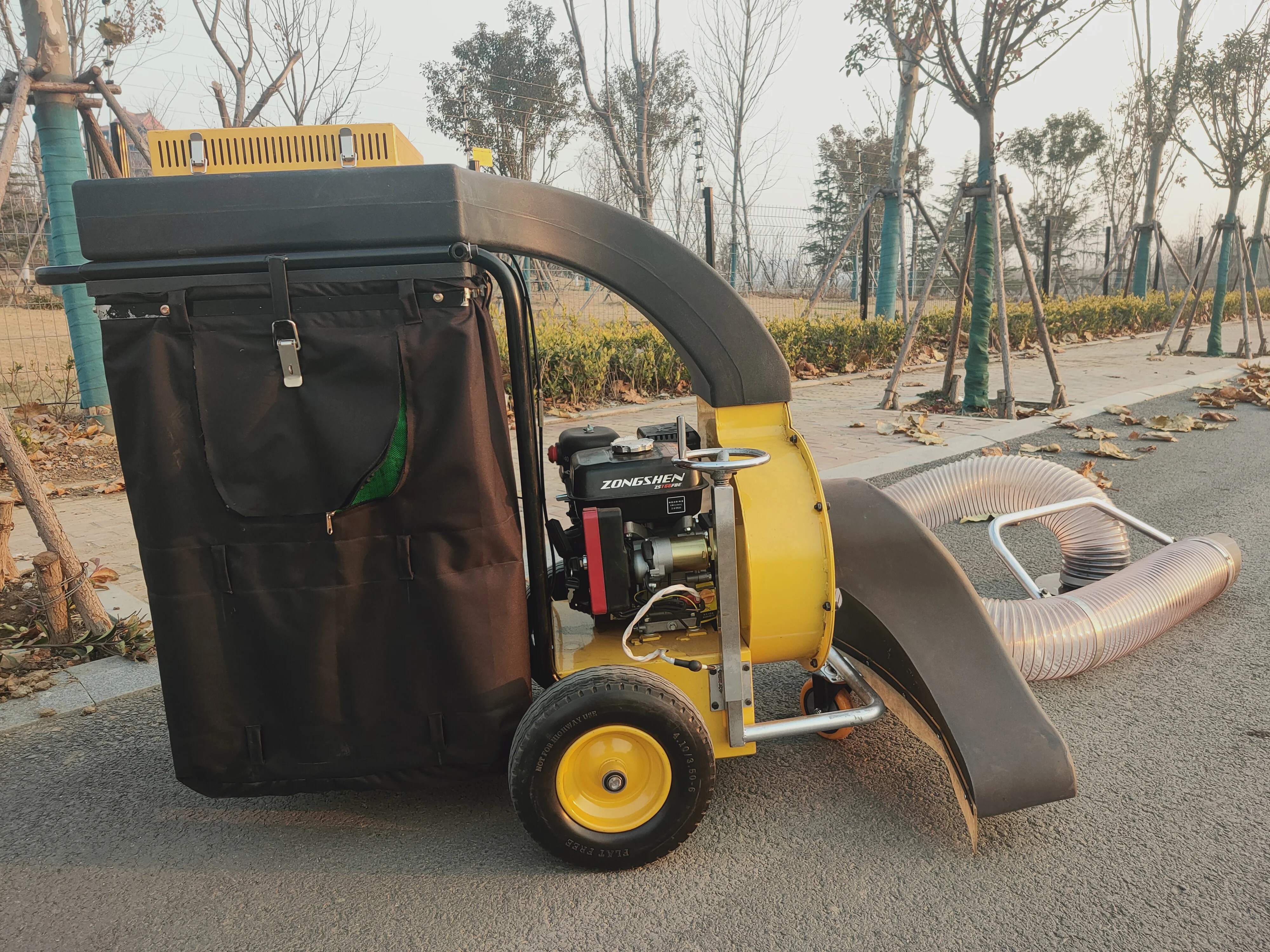 Made in China Industrial Grade Self-Propelled Road Leaf Vacuum Cleaner Easy Operation Leaf Collector at Great Price