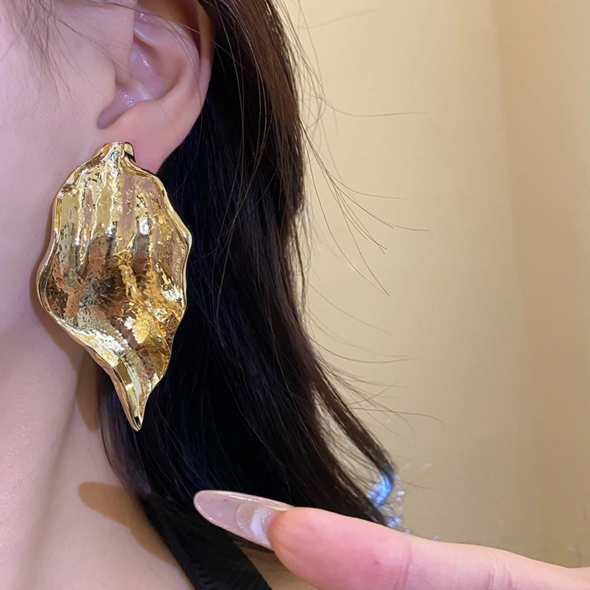 Einzigartiges Design Große Blatt-Statement-Ohrstecker für Frauen, Gekräuselte Gehämmerte Bunte Emaille-Baumblätter-Ohrringe, Partyschmuck – Detail 8