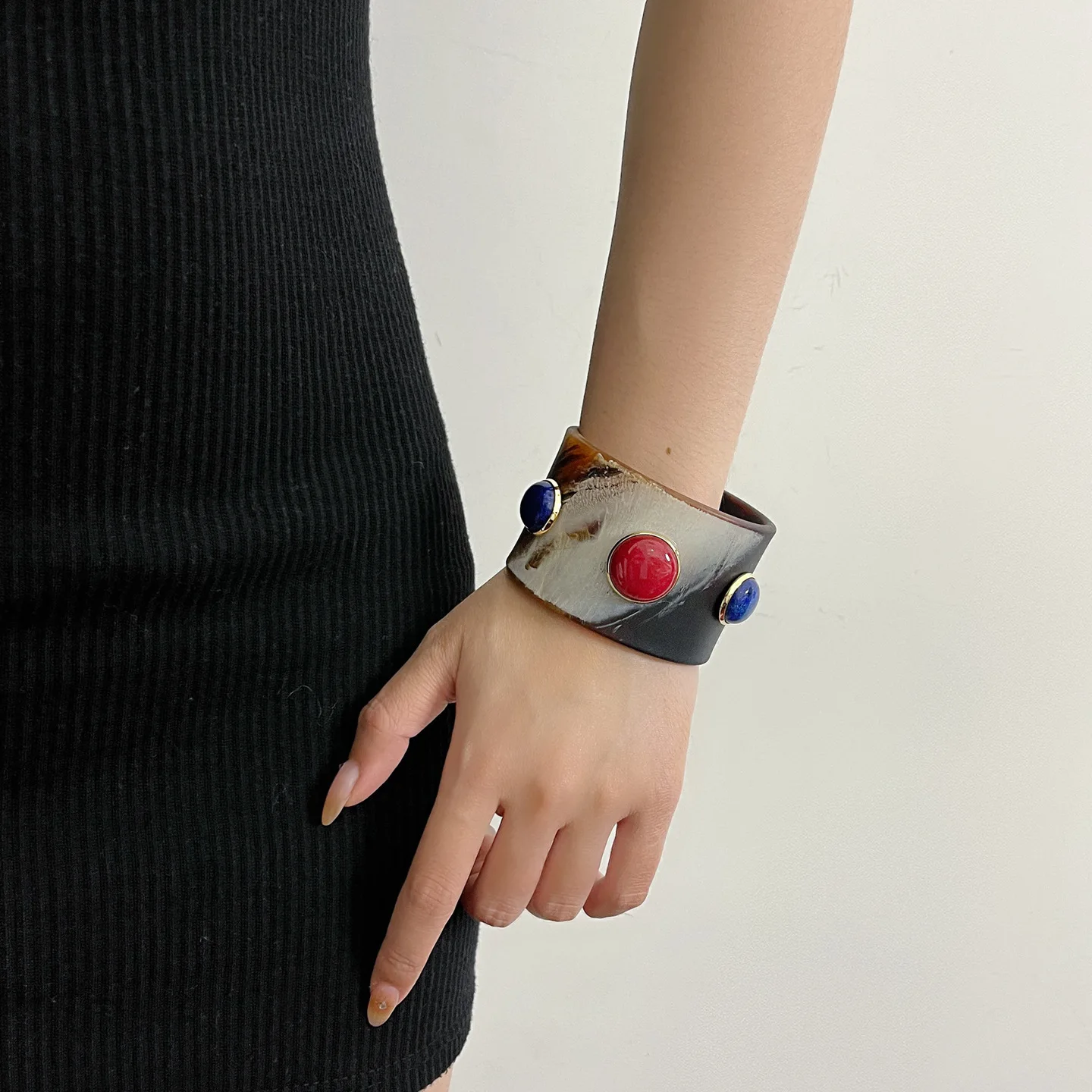 Wide Open Resin Bangle French Retro Niche Design Inlaid Gemstone Light Luxury High‑End Handmade Personalized Wrist Jewelry For