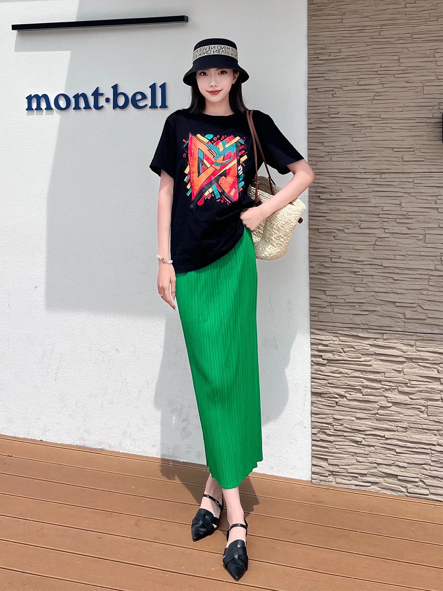 Casual Style Black Print Short Sleeve T-Shirt And Green Skirt Set Women's Fashion Summer Outfit Home Leisure Folded Design