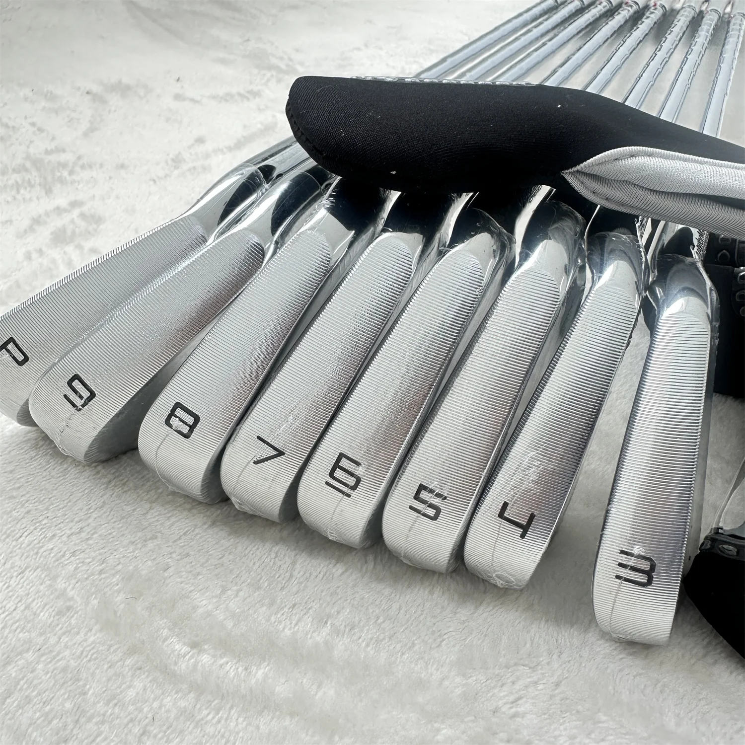 

Men Brand Golf irons p Golf club 7TW iron Set 3-9 P (8pcs) With Steel/Graphite Shaft Head Cover