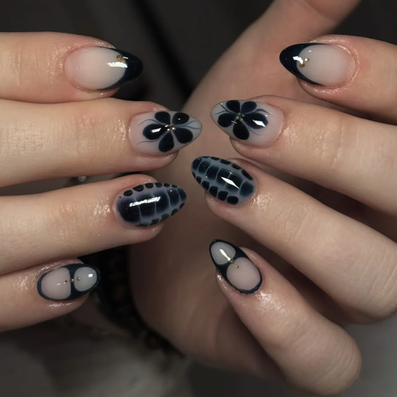 

24Pcs Short French Almond Fake Nails Press on Black Flower Smudge Design False Nails for Woman Detachable Full Cover Nails Tips