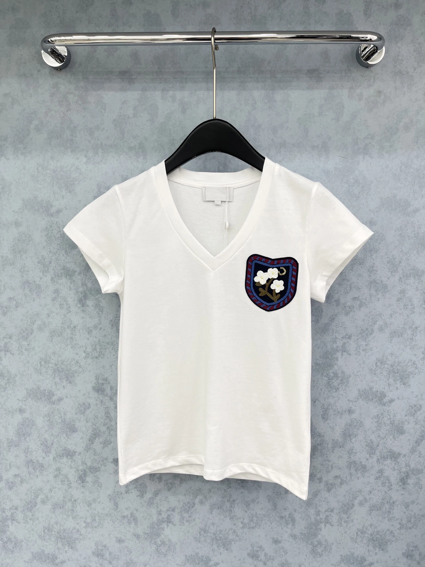 

Women's 2026 Fall/Winter Shield & Camellia Sequin V-Neck Short-Sleeve T-Shirt