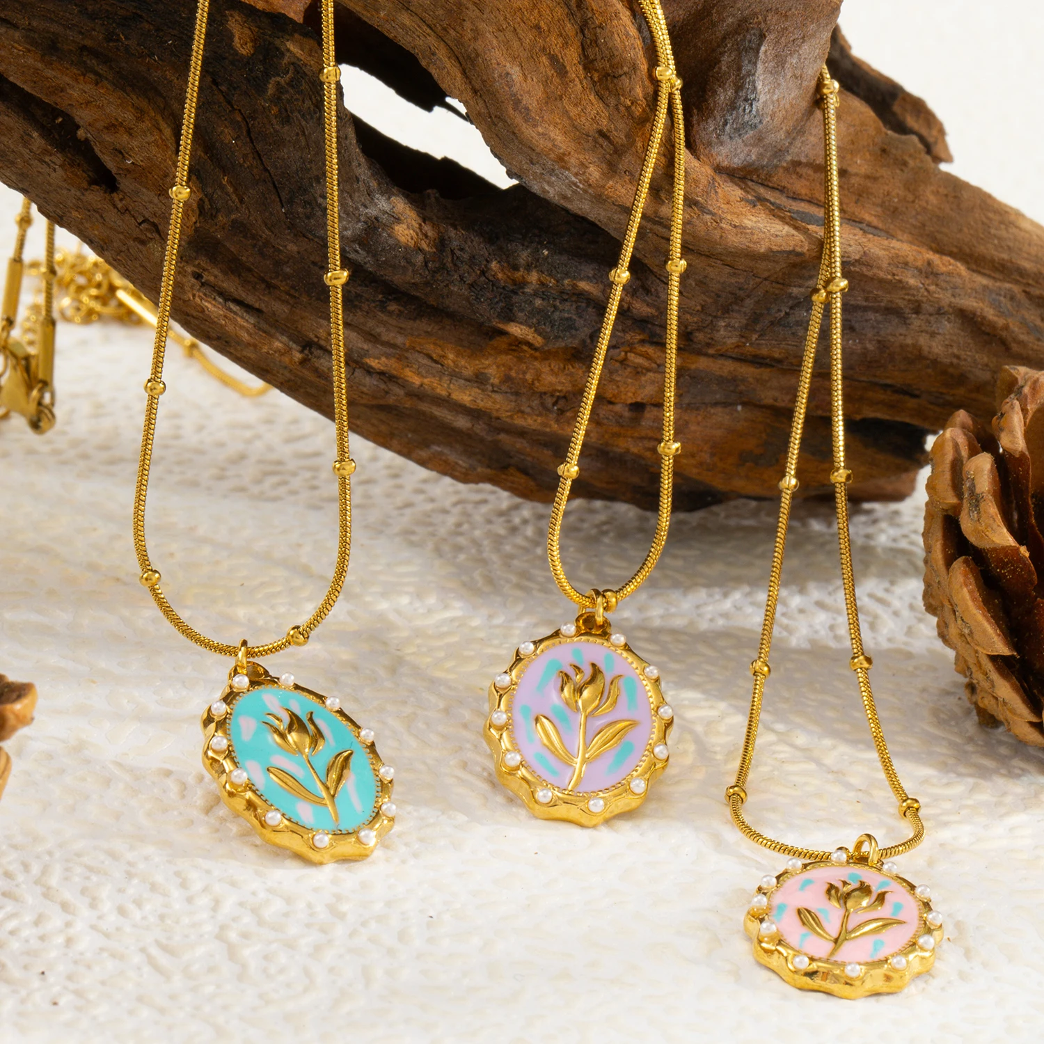 Collar con colgante floral esmaltado - Acero inoxidable chapado en oro ovalado de 18 quilates, cadena ajustable de 40+5 cm, regalo de joyería para mujer