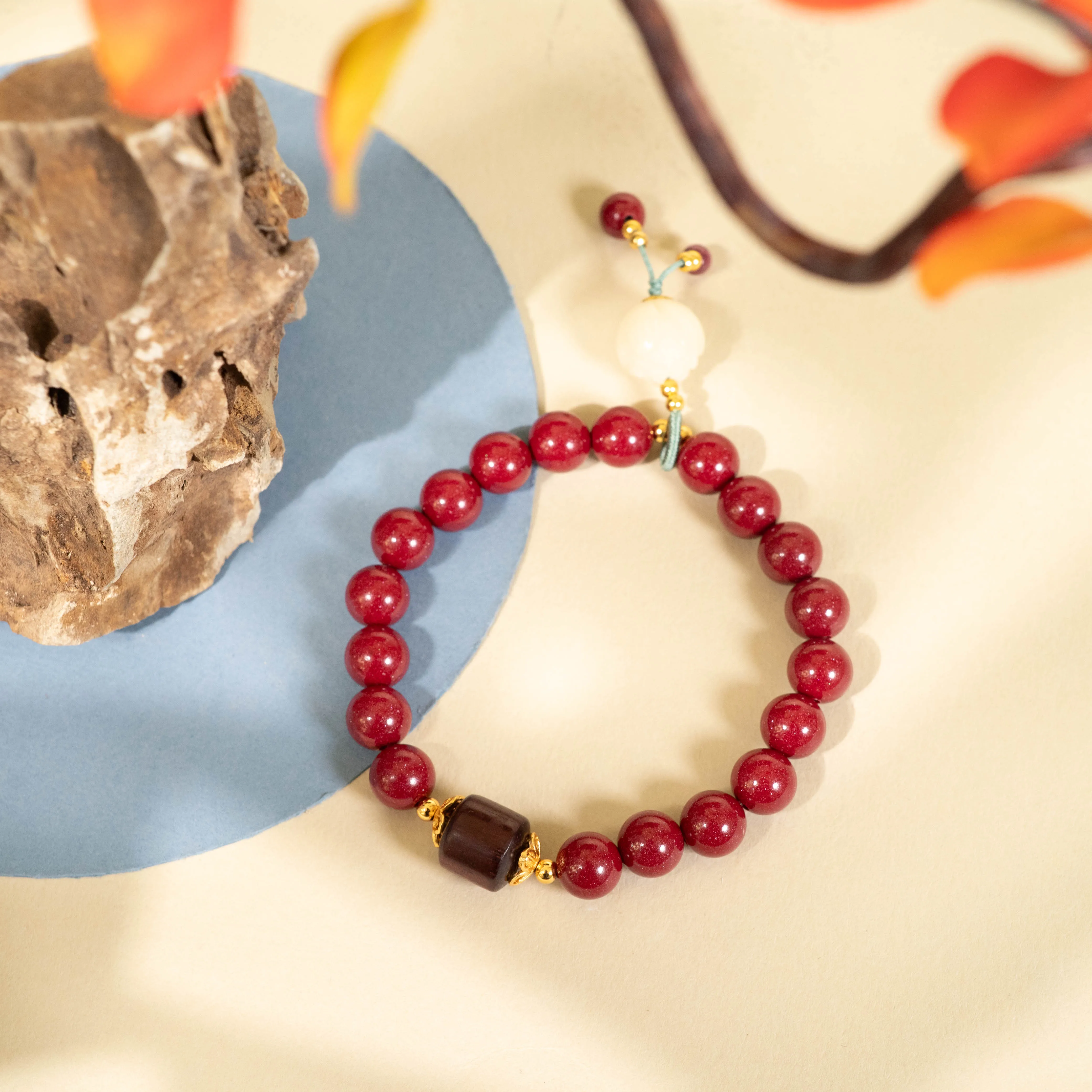 

Chinese-style red bracelet, fashionable and simple, versatile hand accessory, exquisite.