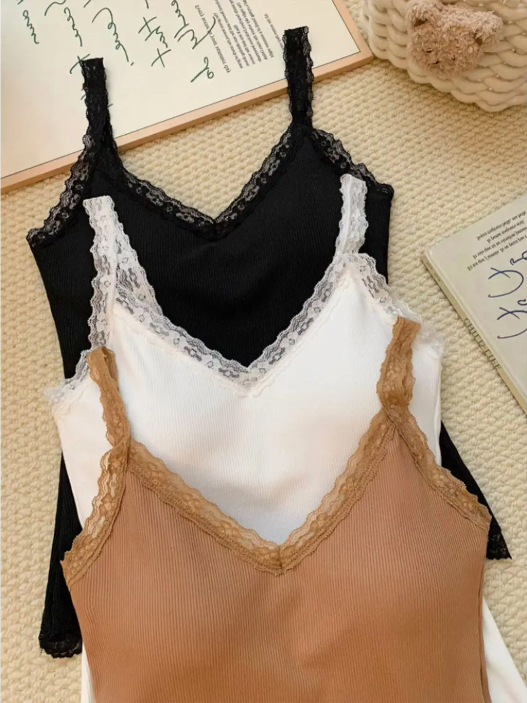 سترة بحزام على شكل حرف V من الدانتيل ملابس داخلية نسائية مدمجة مع وسادة صدر بقصة ضيقة وقاعدة دافئة رغبة نقية للفتيات Sle