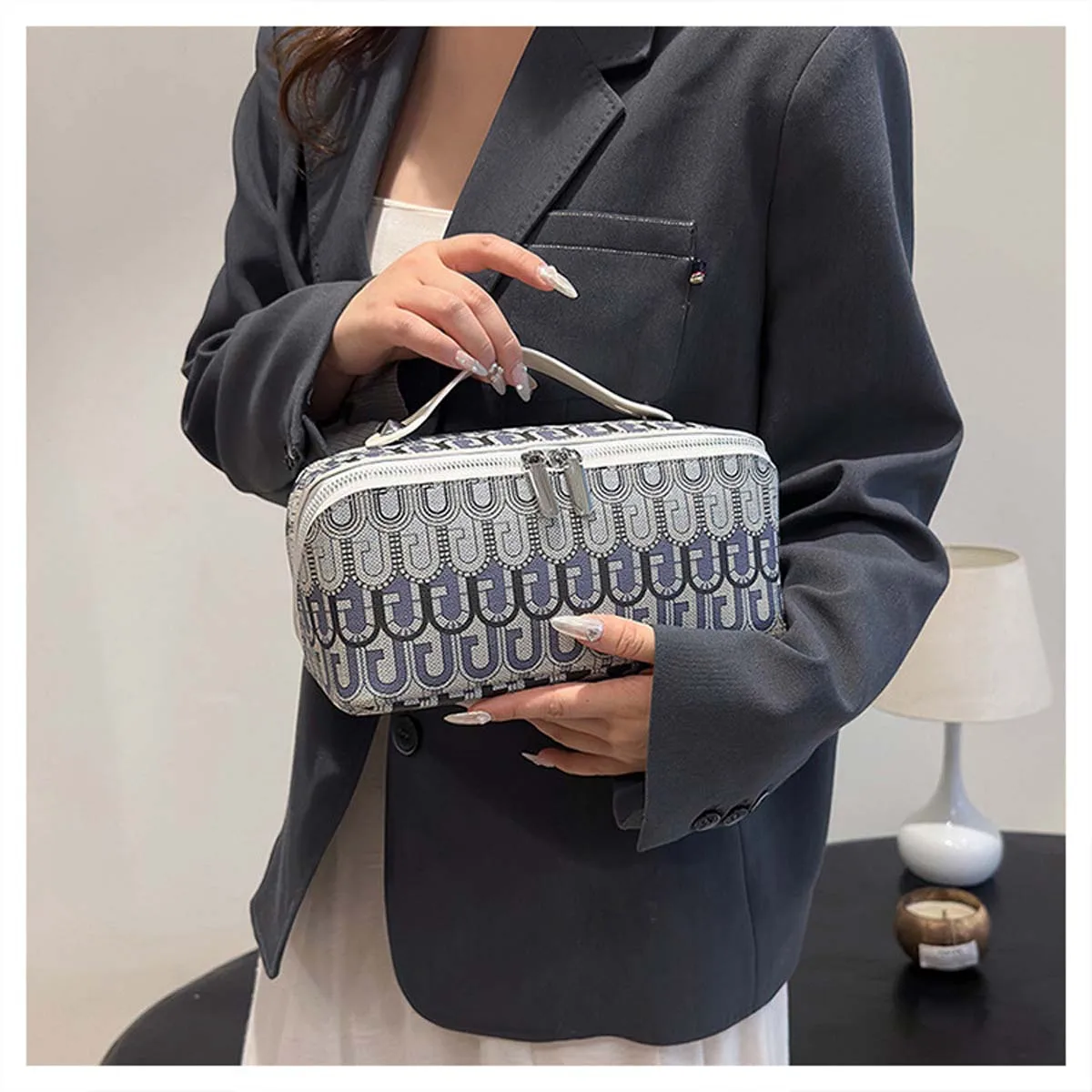 New fashionable cosmetic bag travel portable and versatile storage bag large-capacity high-end retro printed toiletries bag