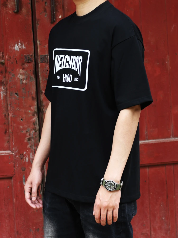 

Модная брендовая футболка свободного кроя с круглым вырезом и коротким рукавом из чистого хлопка, летняя, с принтом, повседневная, черно-белая, мужская.