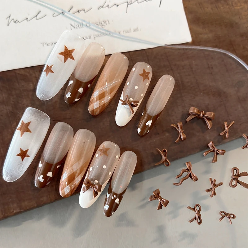 50 pezzi di decorazioni per nail art con fiocco di colore marrone, ciondoli creativi per unghie con fiocco per cravatta da caffè, per disegni di unghie fata fai da te